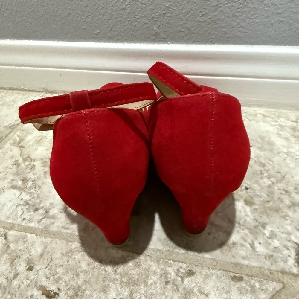 Elegant Red Wedge Heels - Picture 3 of 6